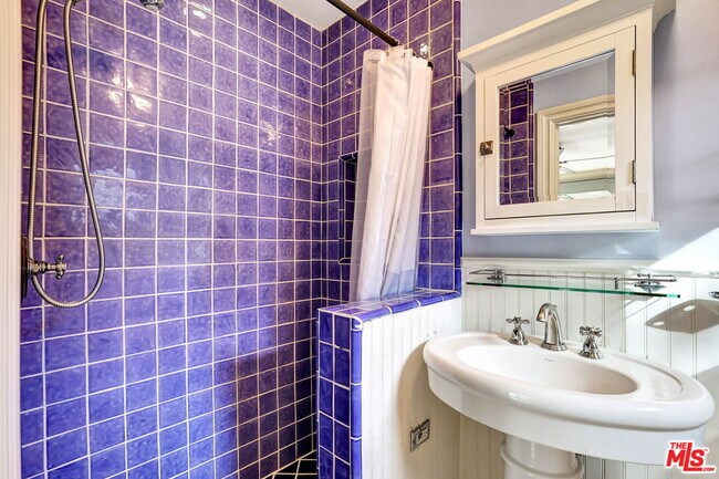 Building Photo - 744 N Sierra Bonita Ave