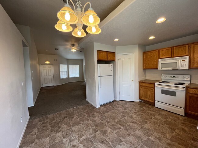 Building Photo - 13852 Paraiso Ave