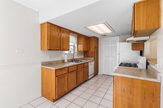 Building Photo - 16319 Pitch Pine Dr