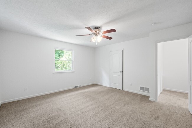 Building Photo - AVAILABLE FOR EARLY OCTOBER! 2-BEDROOM TOW...