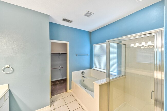 Building Photo - 2115 Hollyfield Ln