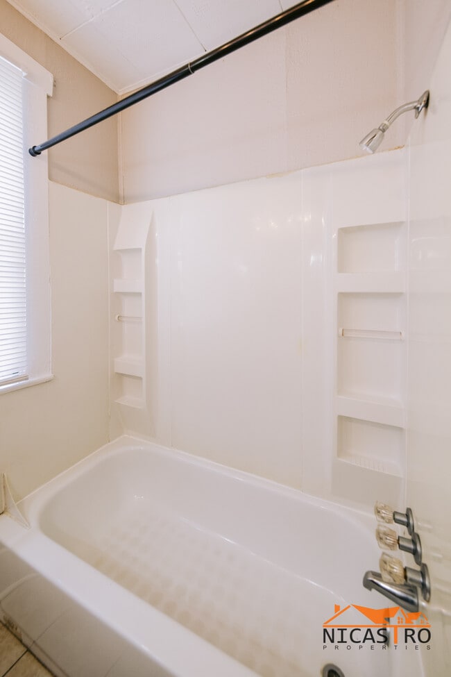 Building Photo - 1600 N 4th St