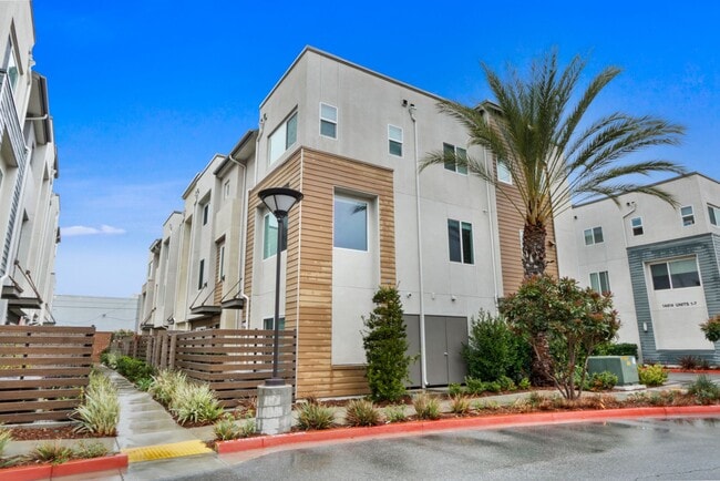 Primary Photo - Gorgeous Tri-Level Townhome with Attached ...