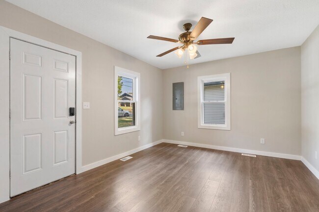 Building Photo - 2100 N Nettleton Ave