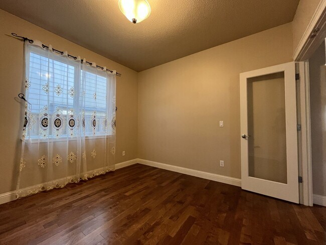 Building Photo - Beautiful 5 Bedroom Home + Office with Grand Entry, Gourmet Kitchen & Private Backyard