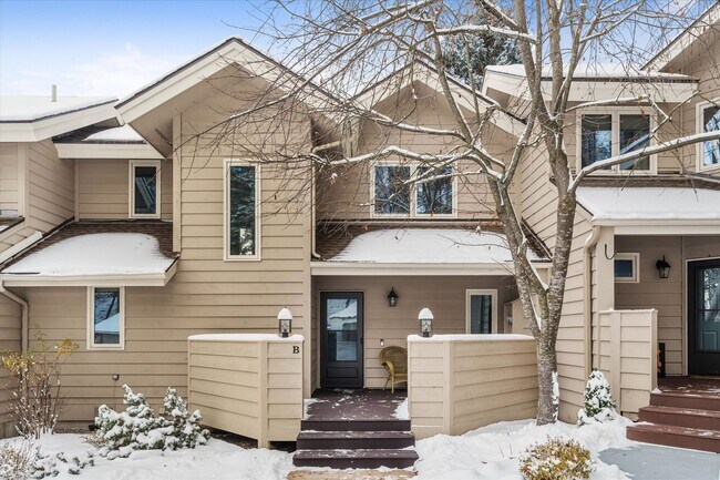 Building Photo - Beautiful Townhome on Golf Course!