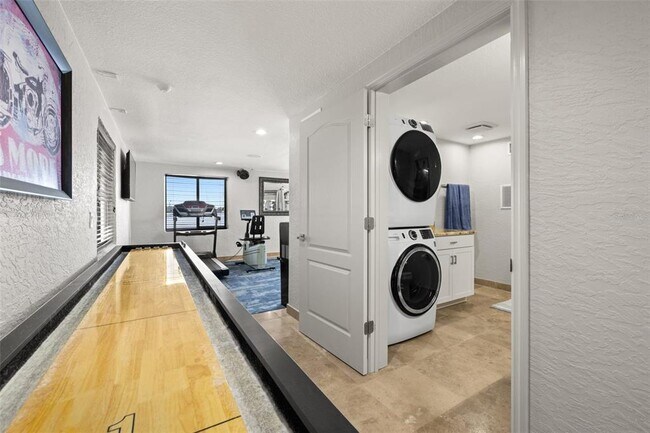 Building Photo - 2785 Bayside Dr S