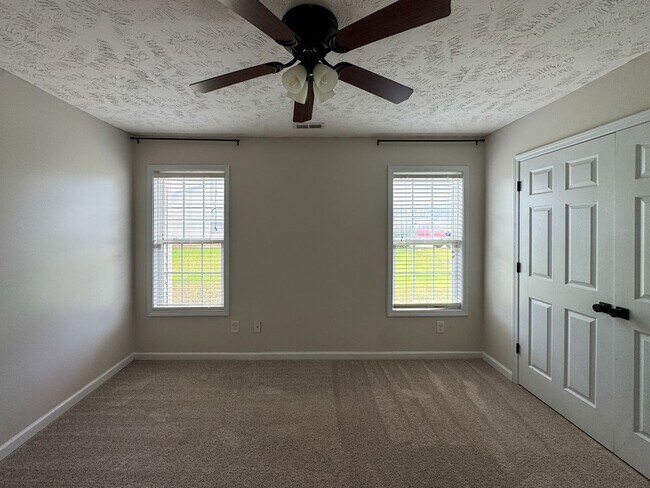 Building Photo - Lovely 3 Bed 2 Bath Fayetteville Home with Fenced Yard