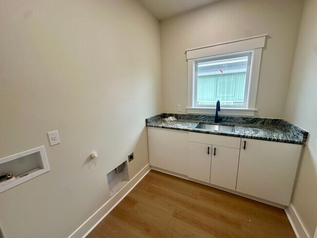 Building Photo - SD10th