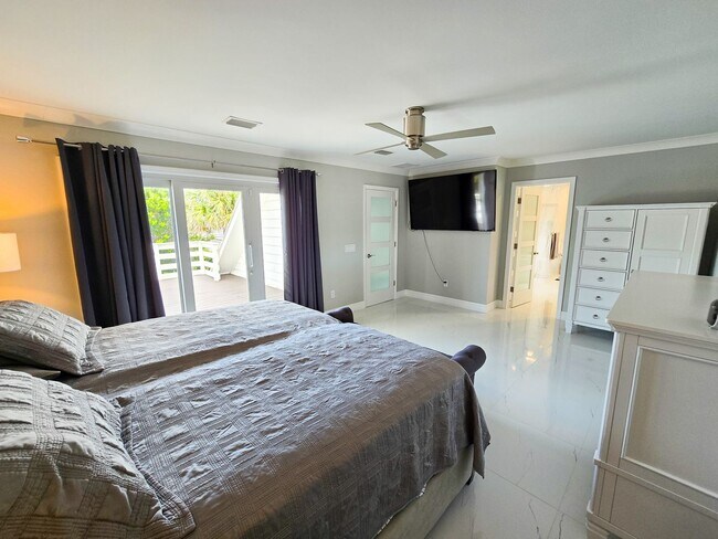 Building Photo - SEASONAL RENTAL - Luxury by the Beach!