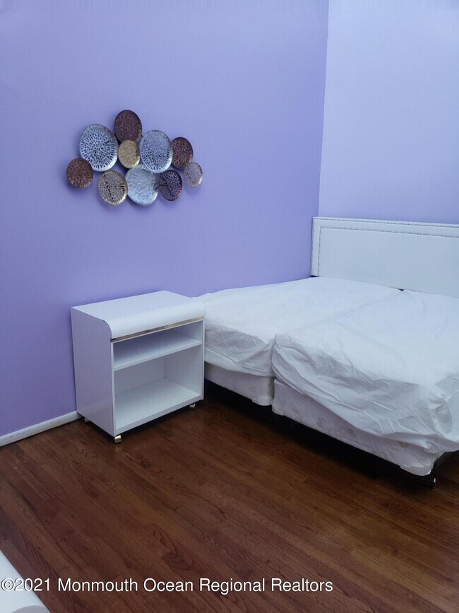 Building Photo - 14 Cedar Ave