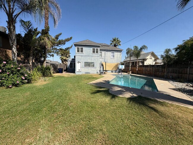 Building Photo - Beautiful 2 Story home Available coming soon!, pet friendly!