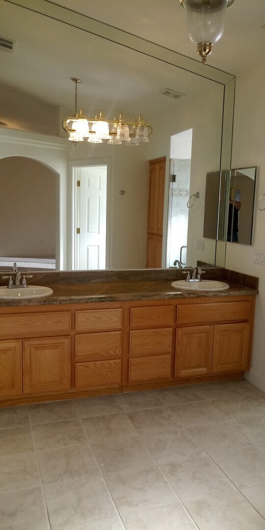 Building Photo - Beautiful 3 Bedroom Home