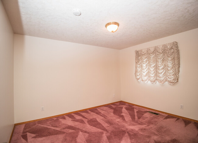 Building Photo - ***Large 3 Bedroom Single Family Home!***