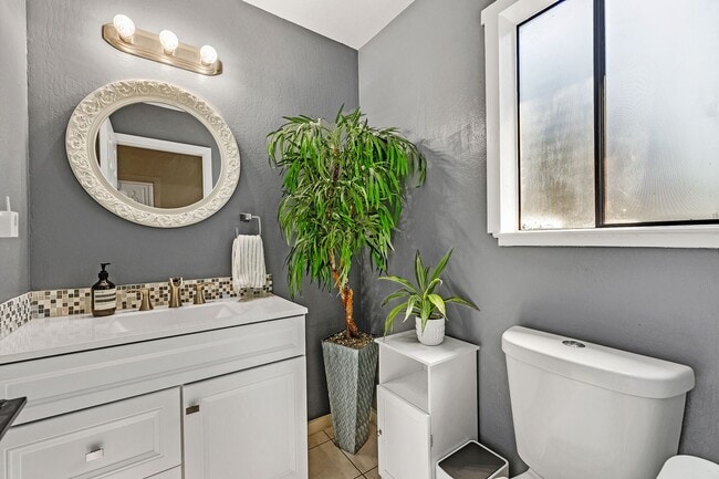 Building Photo - Large, Remodeled 3Bed/2.5Ba Townhome in Ha...