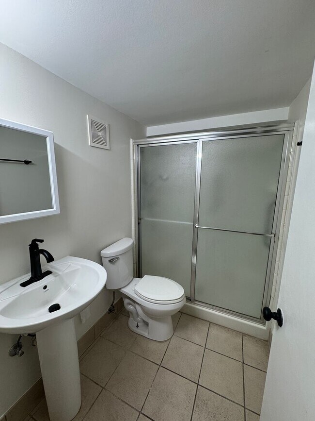 Building Photo - 1036 Seymour Ave