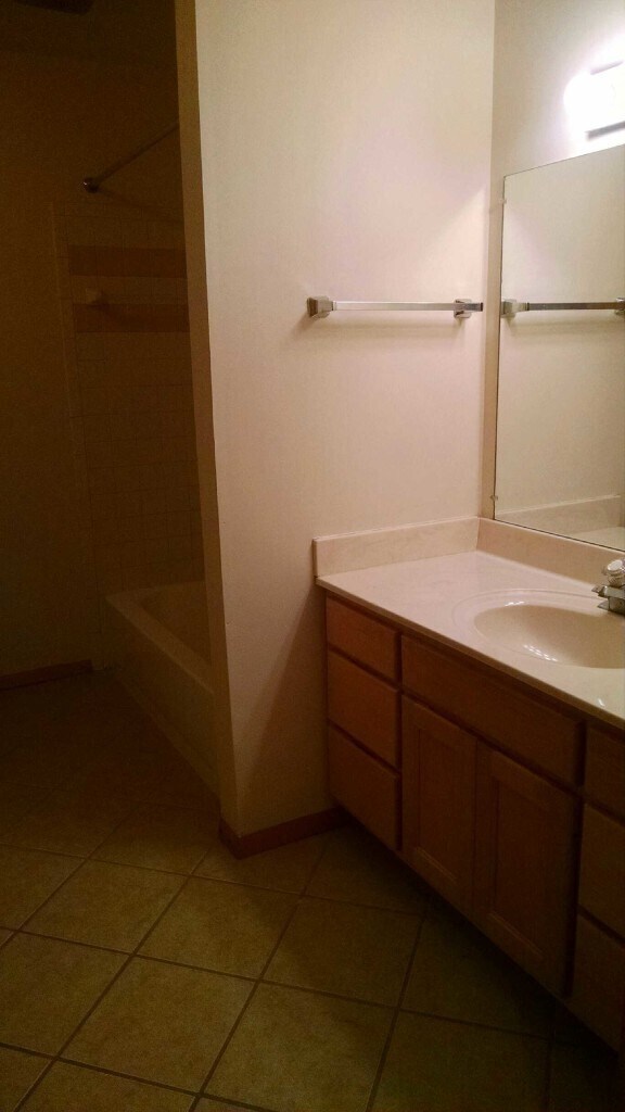 Building Photo - 2 Bedroom, 1.5 bath Townhouse: Cedar Grove...