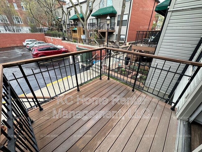 Building Photo - 439 W 10th street