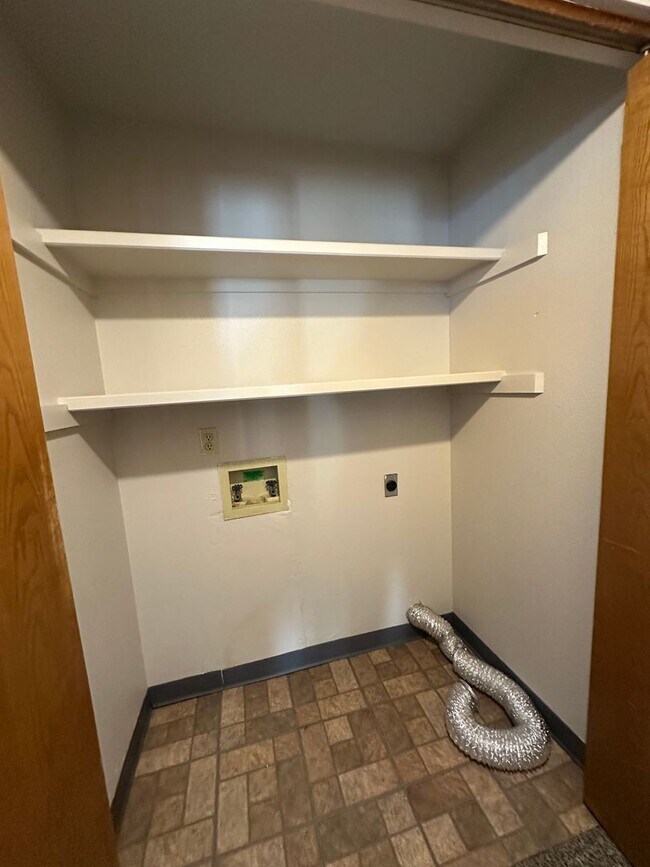 Building Photo - 1415-1417 E Beech St.