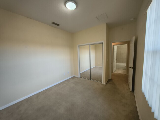 Building Photo - 1307 Clove Dr