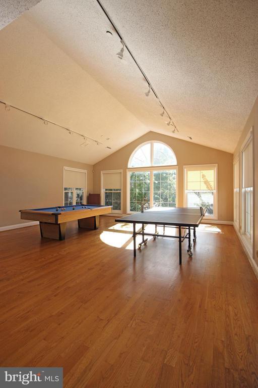 Building Photo - 1543 Lincoln Way