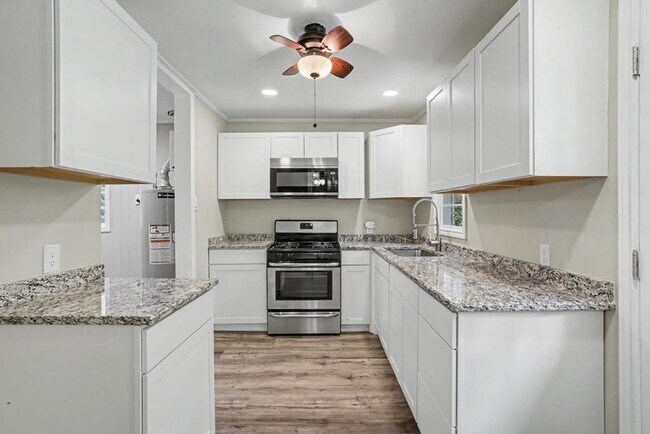 Building Photo - Cute & Clean Home with Large Fenced Yard Pet Friendly!