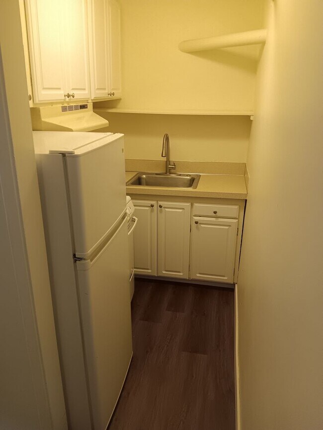 Interior Photo - Bay Ridge Court (Cobblestone Court)