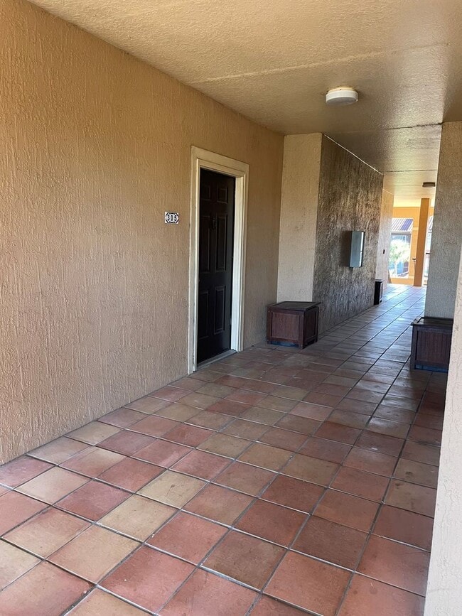 Building Photo - Awesome apartment in the heart of Metrowest!