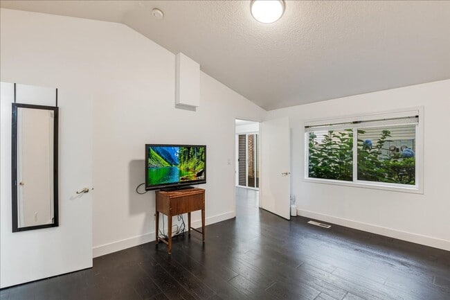 Building Photo - Versatile 4-Bedroom Corner Condo with Main...