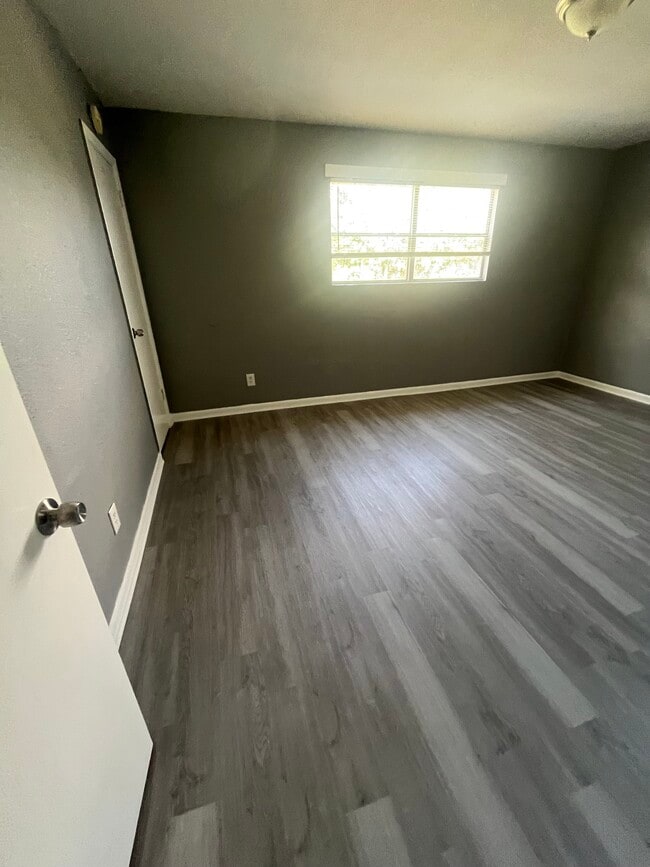 Building Photo - 2107 Meriwood Dr