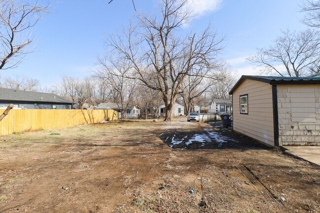 Building Photo - Beautifully Redone 3 Bedroom House! Available for Immediate Move in!