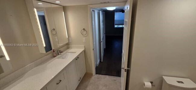 Building Photo - 509 E Sheridan St