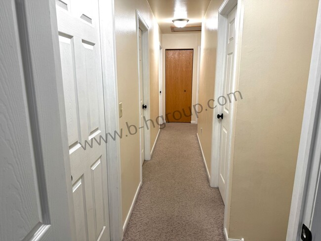 Building Photo - Rare Find!