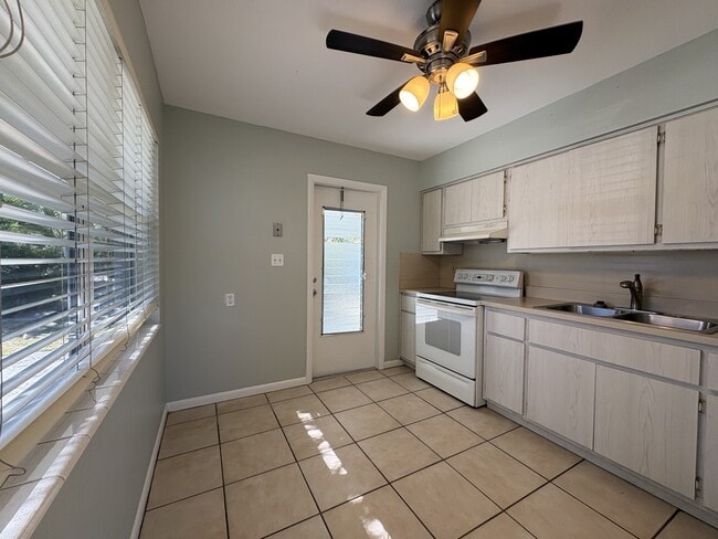 Building Photo - 1093 Hollygate Ln