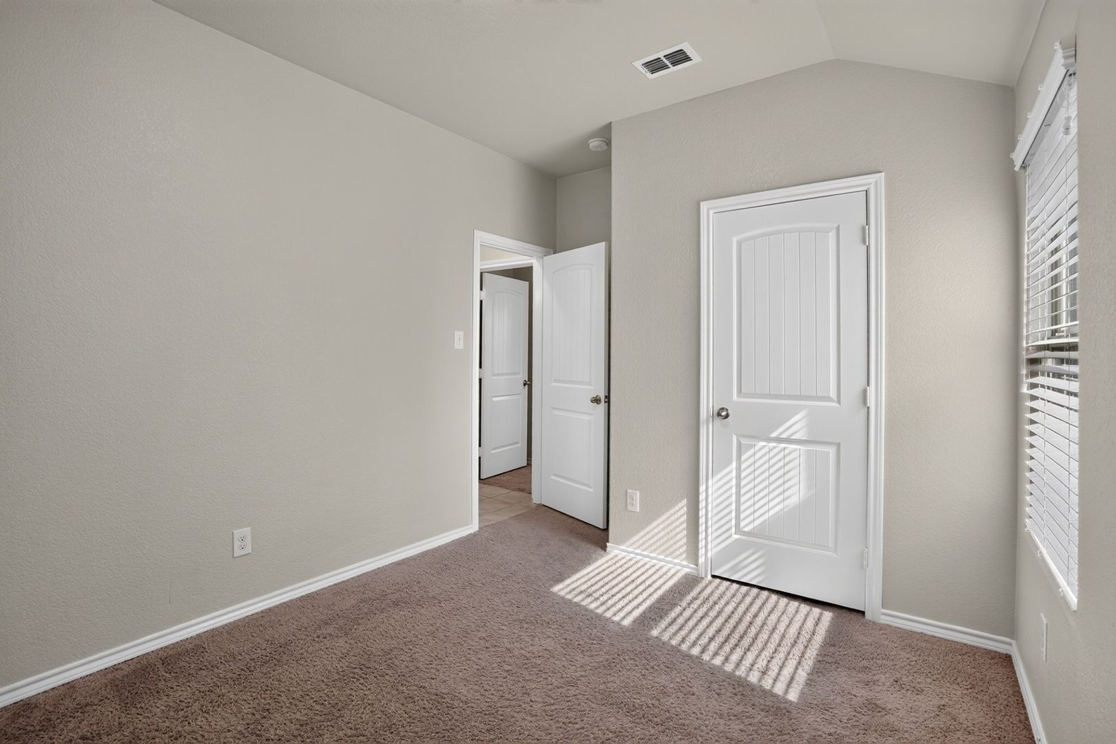 Building Photo - 633 River Rock Rd