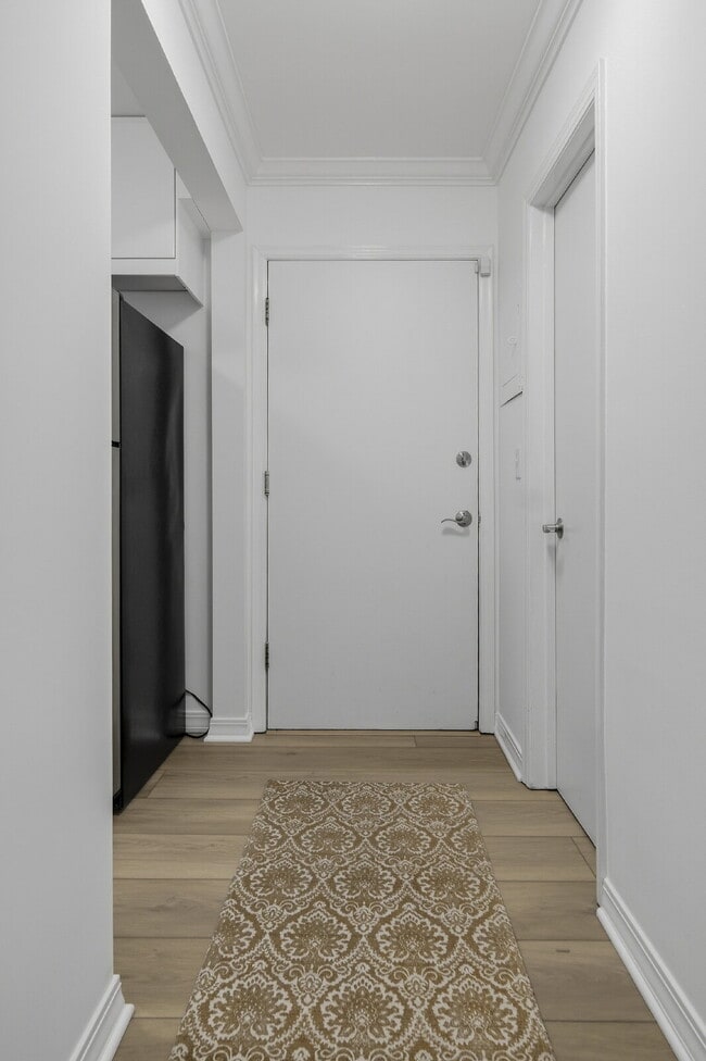 Building Photo - 821 Douglas Ave