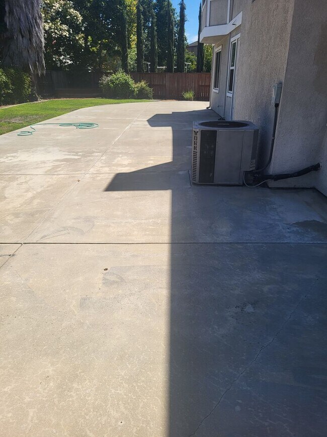 Building Photo - 5049 Pine Lake Ct