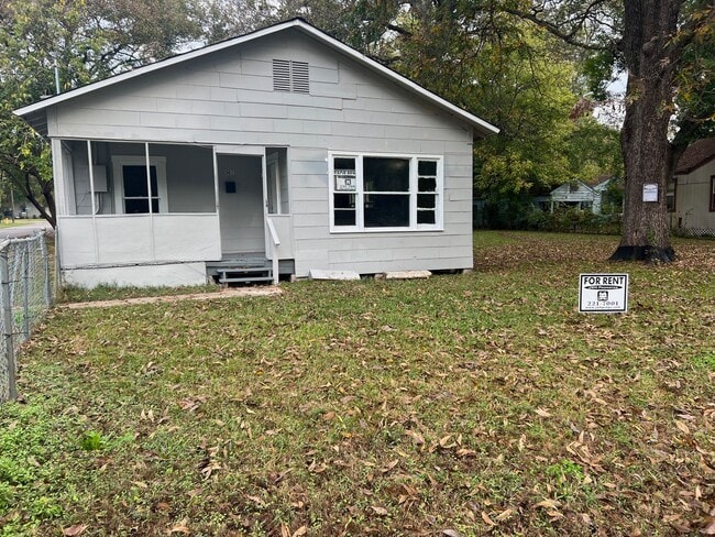 Building Photo - Large 4 Bedrooms 2 Bathrooms