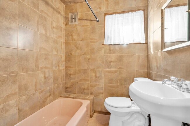 Building Photo - 11-13 Bridgham Avenue Unit 2