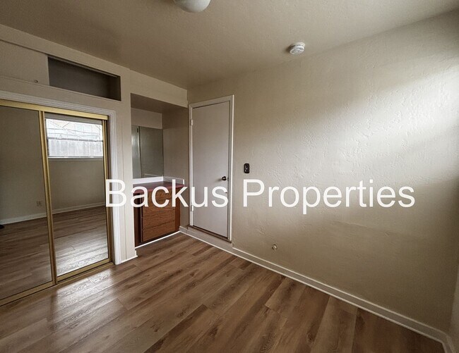 Building Photo - 15 E Acacia St
