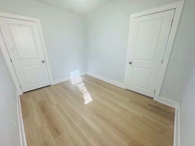 Building Photo - Renovated 4bd/1bth House with Rear yard!! ...