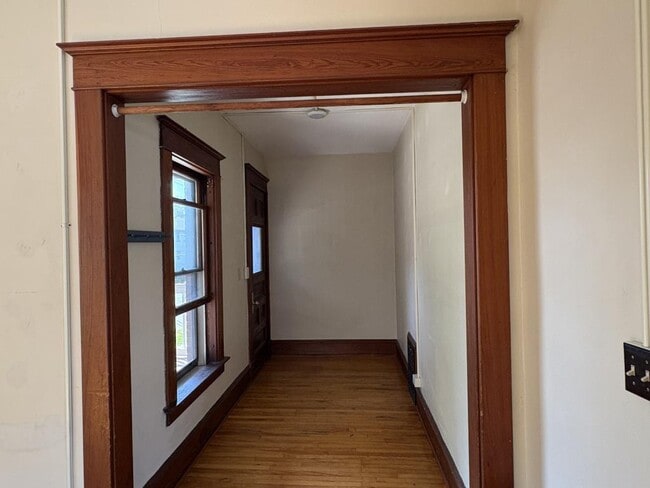 Building Photo - 48 Monroe St