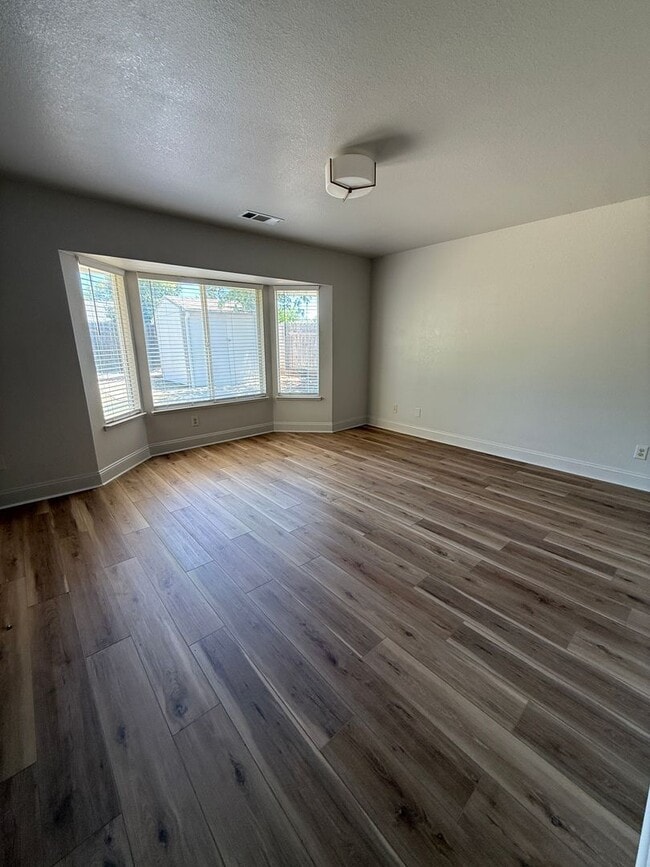 Building Photo - Prime Location 3 Bed 2 Bath Updated Home!