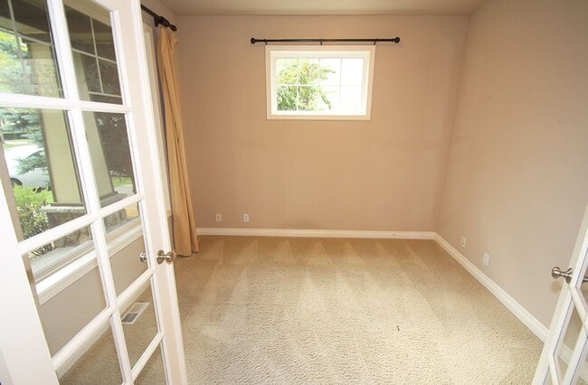 Building Photo - 4 BEDROOM REDMOND HOME FOR RENT WITH 2 CAR GARAGE!