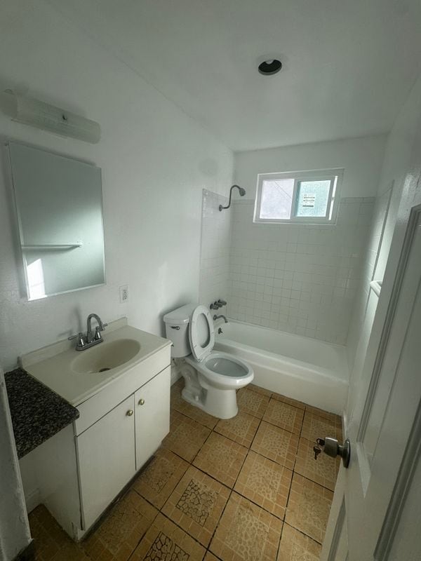 Building Photo - 1499 W 35th Pl