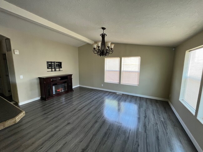 Family Room - 14902 Golden Delicious St