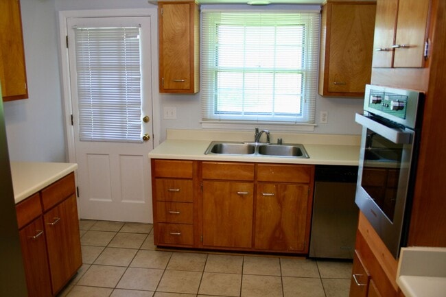 Building Photo - Lansdowne home with easy access to Nicholasville Rd  260602