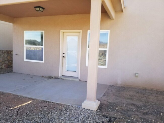 Building Photo - Spacious Family Home