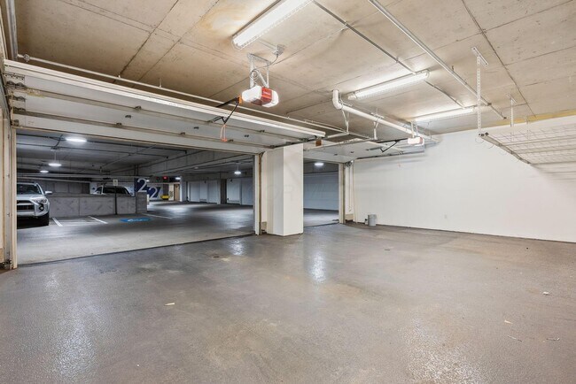 Building Photo - 105 N Riverview St