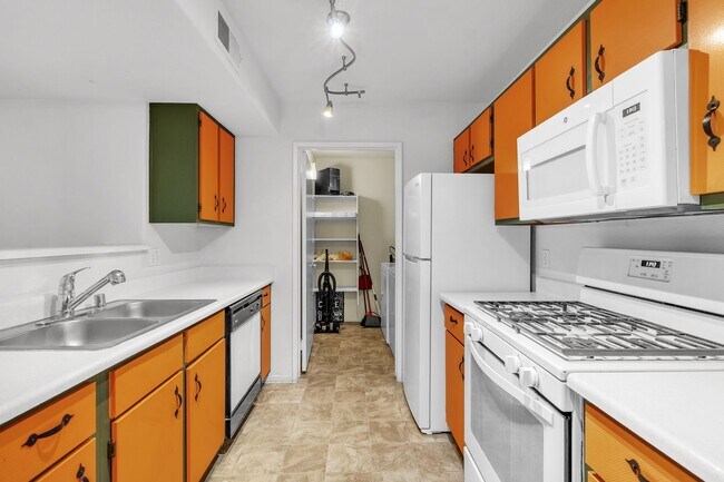 Building Photo - 2 Bedroom/2 Bathroom Condo in Quiet Gated Community- Centrally Located!!